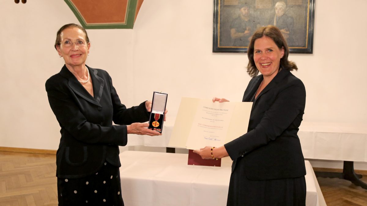 Verdienstmedaille für Gerlinde Debus. Bild Stadt München