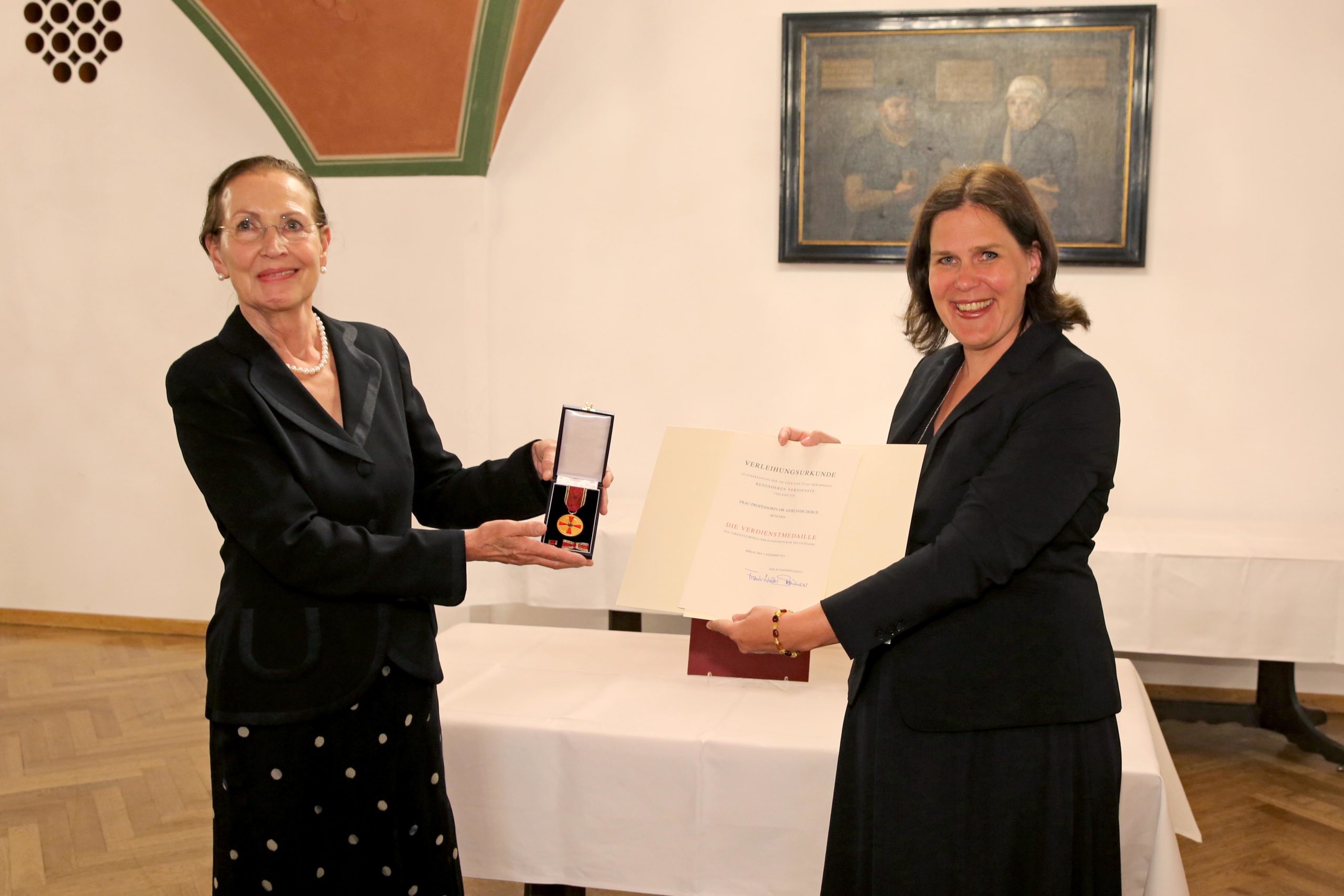 Verdienstmedaille für Gerlinde Debus. Bild Stadt München