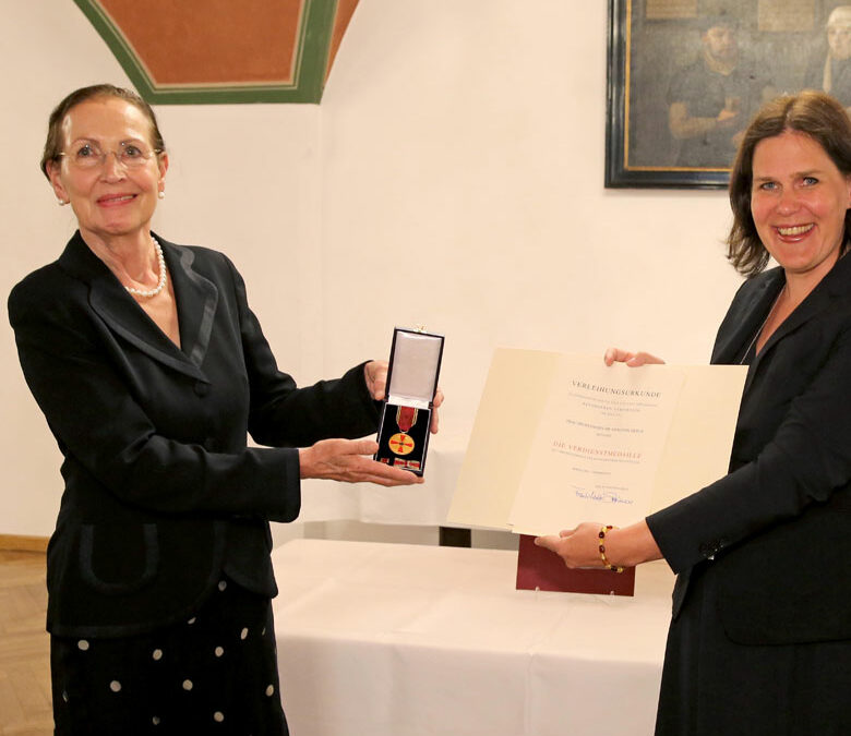 Verdienstmedaille für Gerlinde Debus