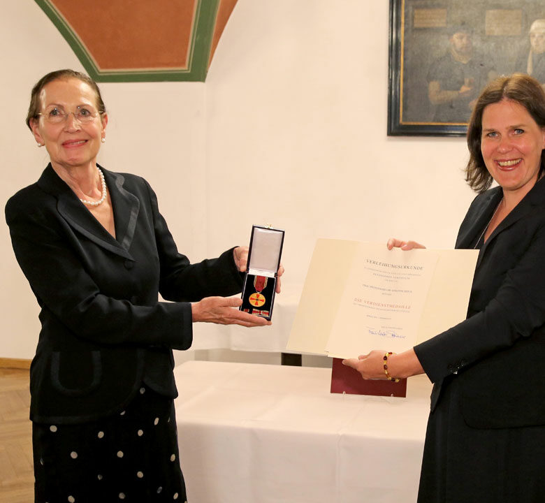 Verdienstmedaille für Gerlinde Debus