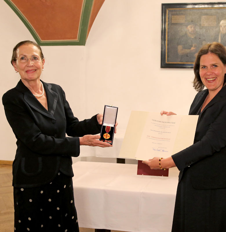 Die Verdienstmedaille des Verdienstordens der Bundesrepublik Deutschland wurde Gerlinde Debus (im Bild links) im Münchner Rathaus von Bürgermeisterin Verena Dietl (im Bild rechts) verliehen.
