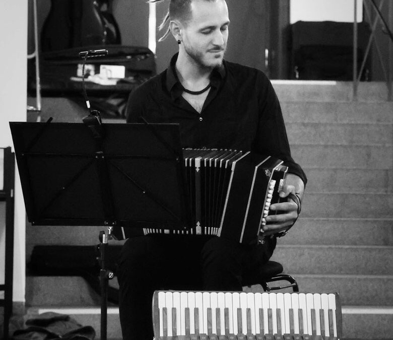 Simon Japha, Bandoneon, spielt die MisaTango in Dachau