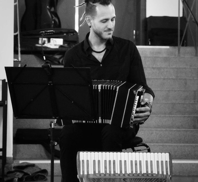 Simon Japha, Bandoneon, spielt die MisaTango in Dachau